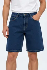Bermuda de jean gris oscuro, de calce medio, corte ancho y diseño clásico con bolsillos.