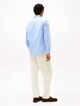 Camisa celeste de popelina de algodón con Flex Technology, corte regular, cuello abotonado, puños redondeados con dos botones, microestampado integral y logo de Tommy Hilfiger bordado en el pecho.