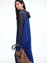 Mono largo de pana color verde oscuro, con breteles finos y silueta relajada de pierna amplia.