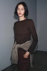 Camiseta de manga larga confeccionada en tejido de punto interlock elástico y flexible, con cuello redondo y bajo recto.