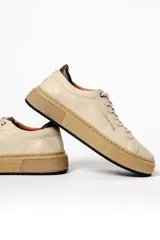 Championes urbanos Urban Haus, color beige con suela de plataforma en tono tostado y detalle en cuero marrón en el talón.