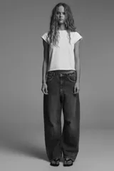 Camiseta de algodón compacto con cuello redondo, manga corta caída y corte regular.