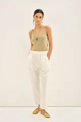 Pantalon de corte recto confeccionado en mezcla de liocel y lino, con cintura elastizada y bolsillos laterales.