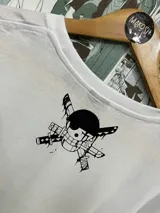 Remera blanca de algodón con cuello redondo y estampado de Zoro de One Piece en el frente.