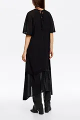 Vestido midi de corte línea A, confeccionado en tejido fluido con paneles de distinta textura. Presenta cuello redondo, mangas cortas y un diseño asimétrico en el ruedo que aporta movimiento.