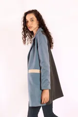 Tapado azul con solapas, cierre con botones, mangas largas con detalle de franja gris y bolsillos con ribete color crema.