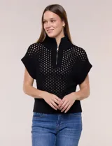 Buzo de punto color blanco de algodón calado, con cuello alto acanalado, medio cierre metálico dorado y mangas cortas estilo japonesa con puños anchos acanalados.