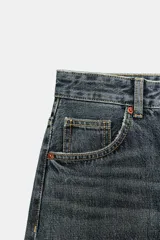 Jeans de tiro alto y estilo extra wide leg, con diseño de cinco bolsillos y lavado desgastado. Cuenta con cierre frontal con cremallera y botón metálico.