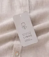 Camisa de manga larga Marfinno con cuello camisero y abotonadura frontal, confeccionada en tejido plano de lino y algodón.