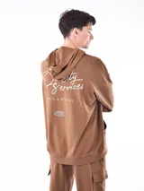 Hoodie negro con capucha y bolsillo canguro. Presenta un pequeño texto estampado en blanco en el pecho que dice: "STREET STYLE HAS REVOLUTIONIZED THE FASHION INDUSTRY".