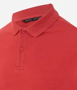 Remera polo slim negra de algodón con textura acanalada, cuello clásico con botones y mangas cortas.