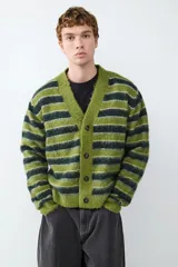 Cardigan de punto con textura suave, diseño a rayas horizontales en tonos verdes, cuello en V y cierre frontal con botones.