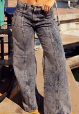 Jean oxford de mujer, color azul con efecto acid wash, tiro medio y costuras verticales en las piernas.