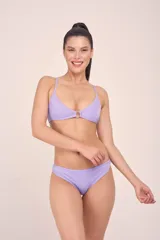 Conjunto de bikini lila con corpiño triangular con aro metálico en el centro y bombacha clásica.