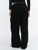 Pantalón deportivo de corte barrel con volumen relajado, cintura elastizada y bajo regulable mediante elástico. Confeccionado en tejido de algodón y poliéster.