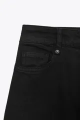 Jeans de tiro alto con corte wide leg y largo completo. Presenta diseño de cinco bolsillos, trabillas en la cintura y cierre frontal con cremallera y botón, con un acabado de efecto lavado.