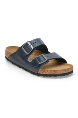 Sandalias Birkenstock modelo Arizona, color azul con hebillas plateadas.