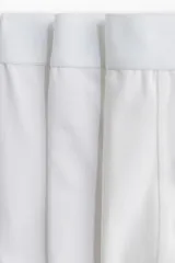 Pack de tres calzoncillos tipo trunk cortos de color blanco, confeccionados en tejido elástico con costuras planas, cintura elástica y parte delantera forrada.
