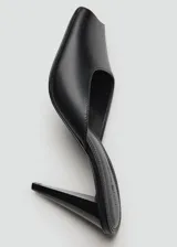 Zapato destalonado negro de piel caprina, con tacón tipo embudo y punta cuadrada.