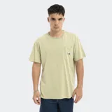 Remera verde oliva de corte oversize, con bolsillo en el pecho y logo de la marca.
