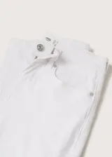 Jeans skinny de tiro bajo en color blanco, confeccionados en tejido elástico de mezcla de algodón. Presentan diseño de cinco bolsillos, trabillas para cinturón y cierre frontal con cremallera y botón.