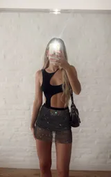 Minifalda plateada con brillos y cintura elástica negra.