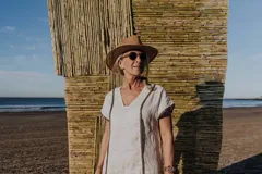 Vestido túnica largo color blanco con escote en V y terminaciones en azul.