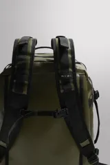 Maleta deportiva multifunción de 35 litros, confeccionada en tejido técnico color verde oliva con detalles en negro. Cuenta con compartimento principal con cierre de hebilla y cremallera, bolsillos laterales con cierre, dos asas de mano y dos asas de hombro ajustables.