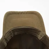 Gorra de gabardina color beige con visera curva y bordado frontal con la frase 'Creative Club'.