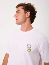 Remera Rusty de corte holgado, color amarillo, con estampa en la espalda de un personaje surfeando sobre un pez y textos descriptivos.