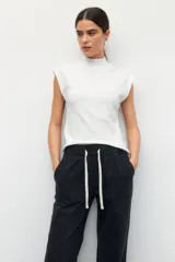 Musculosa blanca de algodón con cuello alto y sisas amplias.