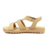 Sandalias de cuero color beige con diseño de tiras cruzadas en el empeine y pulsera con elástico en el tobillo. Poseen suela baja de goma con textura acanalada y plantilla acolchada.