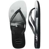 Ojotas Havaianas con base blanca y celeste con diseño de olas, tiras blancas con diseño en relieve y logo de la marca en la base.
