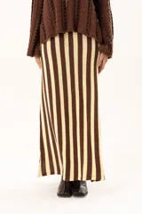 Pollera larga tejida a rayas verticales color chocolate y crema, con pretina elástica y tajos laterales.