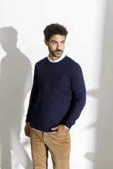 Sweater azul marino de lana merino con cuello redondo.