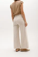 Pantalón palazzo color coral de lino con cintura alta y bolsillos laterales.