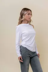 Remera de manga larga color chocolate, confeccionada en tela suave con elastano. Presenta un diseño de cuello bote y silueta entallada.