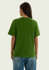 Camiseta básica de manga corta y cuello redondo, color bordó, de diseño clásico y ajuste cómodo.