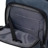 Bandolera Caterpillar Voyager Shoulder Bag de color gris oscuro, con diseño compacto de textura romboidal y correa ajustable negra. Cuenta con bolsillo frontal con cierre y parche con el logo de la marca en amarillo.