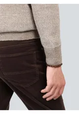 Sweater de punto con cuello alto y cierre frontal parcial, de manga larga con puños y ruedo acanalados.