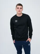 Buzo básico Umbro de cuello redondo, color negro, confeccionado en mezcla de poliéster y algodón, con logo de la marca bordado en el pecho en color blanco.