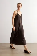 Vestido largo de satén marrón oscuro, con tirantes finos, escote en V pronunciado con detalles de encaje y acabado fluido.