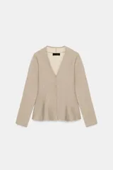 Chaqueta entallada de punto con escote en pico y manga larga. Presenta un diseño con bajo en evasé tipo peplum y cierre frontal con botones forrados a tono.