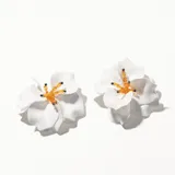 Aros colgantes con forma de flor blanca y centro con cuentas naranjas y negras.