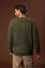 Sweater de punto color gris claro, con cuello redondo y diseño de tejido trenzado.