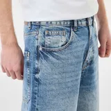 Bermuda de denim de corte baggy, en color azul con efecto lavado, de estilo holgado.