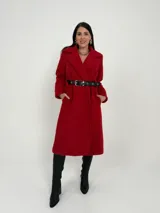 Tapado negro de lana rústica con cinto negro incluido, de corte oversized.