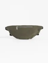 Riñonera verde militar de tela con múltiples bolsillos con broches y cierres. Tiene correa regulable.