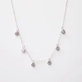 Gargantilla de plata 925 con cadena fina y dijes colgantes de circonias engarzadas en formato circular.