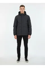 Campera negra con capucha ajustable, cierre frontal oculto y puños elásticos.